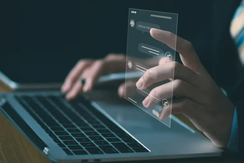 노트북 화면 위로 대화형 UI가 떠 있는 AI 상담 이미지